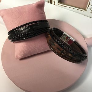 Pulsera "PU Cruz  grabada